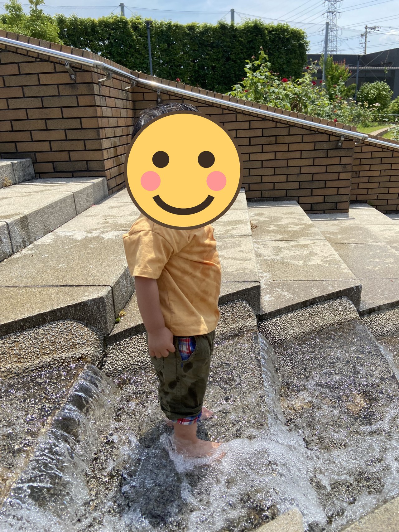 水の流れる階段で水遊びする子ども