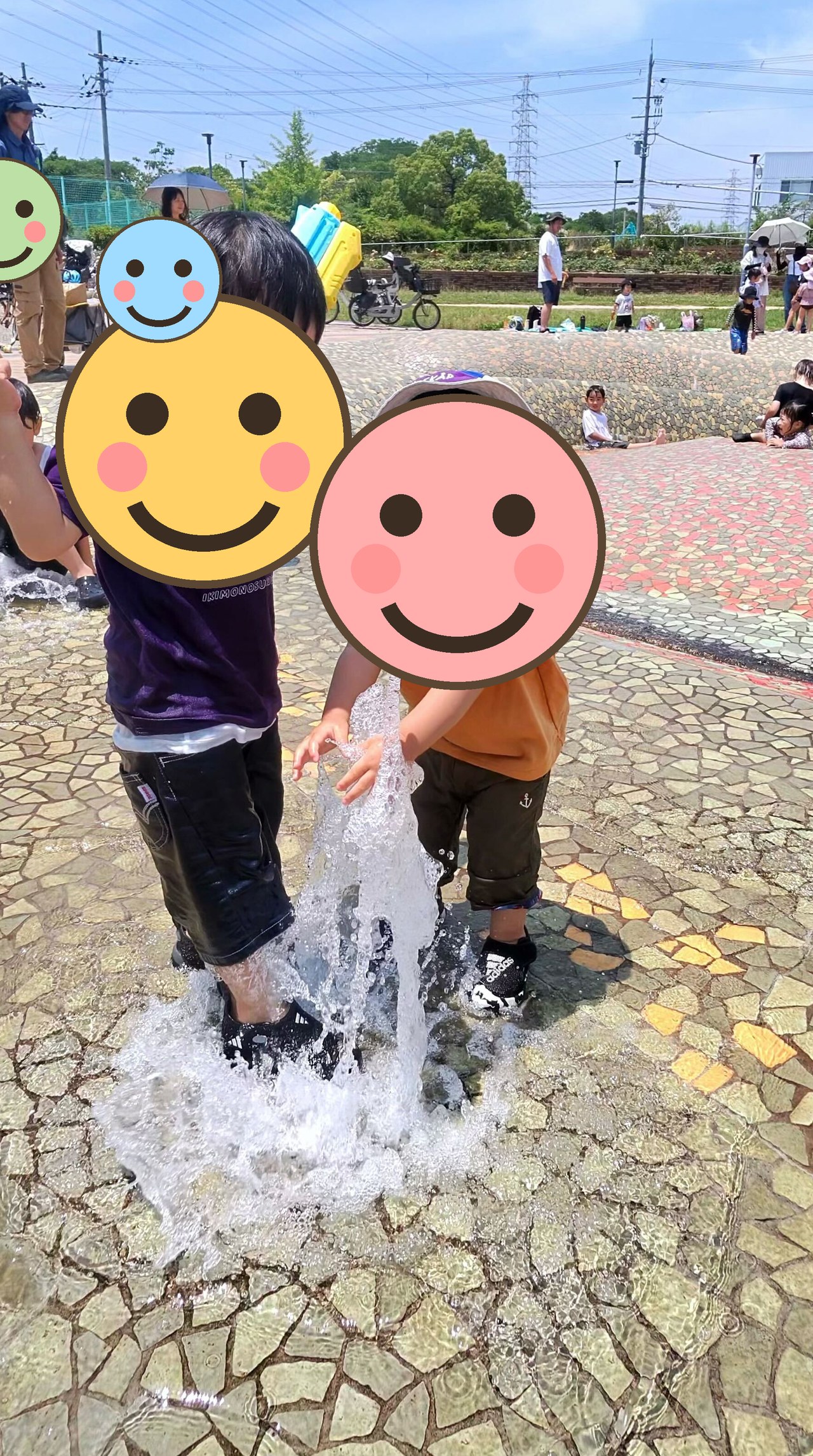 噴水広場で水遊びを楽しむ子どもたち