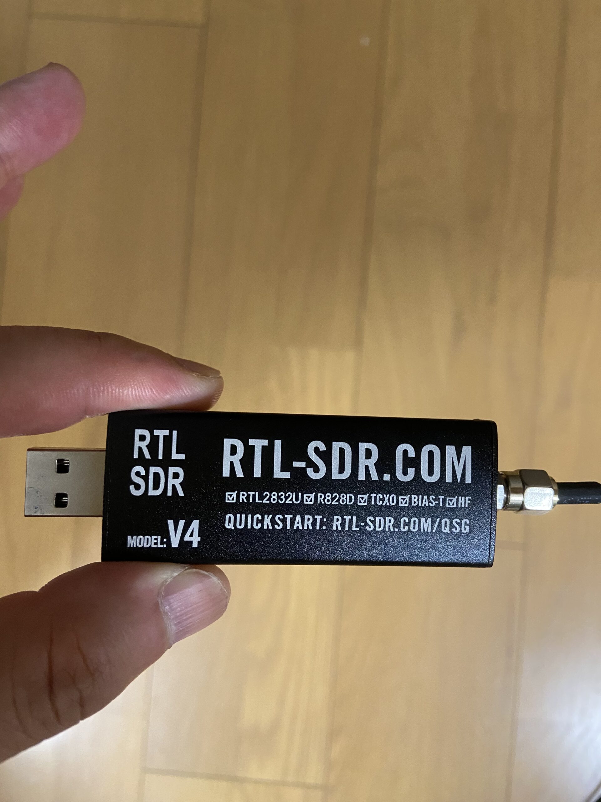 「V4は専用ドライバが要る」は半分ウソだった ── RTL-SDR Blog V4 を Ubuntu 26.04 の apt だけで動かす（自作ワンセグ復調器 #0）